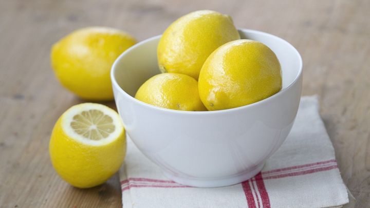 Flecken von Blaubeeren sind nicht so einfach aus einer weißen Tischdecke herauszubekommen. So gelingt es kinderleicht.