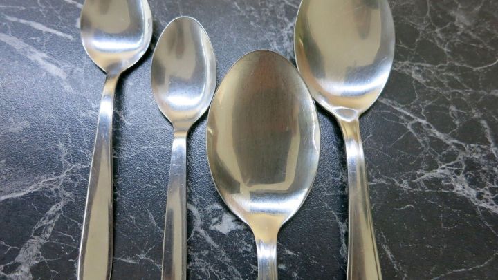 So entfernt man Rost von Silberlöffeln: Einfach den Löffel so lange ins Wasser mit ca. 1 Löffel Melkfett legen, bis der Rost sich leicht abkratzen lässt oder sich von selbst löst.