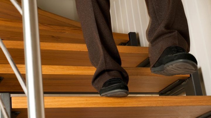 Knie Und Gelenkprobleme Beim Hinabgehen Der Treppe Frag Mutti