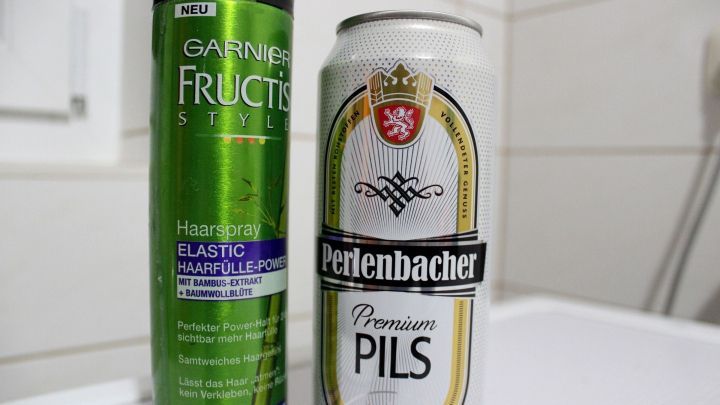 Es riecht für einige Zeit vielleicht nach Bier, der Geruch vergeht aber nach wenigen Minuten. Es gibt keine Schuppen und es schadet den Haaren garantiert nicht.