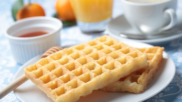 Leckere fruchtige Waffeln bekommt man mit Mandarinensaft. Dafür einfach einen Teil ausgepressten Mandarinensaft und zwei Teile Milch für den Teig verwenden.