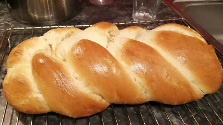 Der perfekte Hefeteig Osterstriezel: Das Rezept kann nach Belieben mit oder ohne Rosinen zubereitet werden.