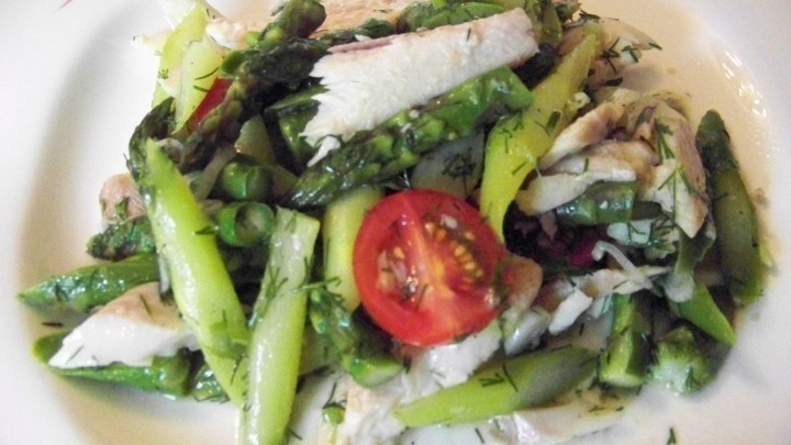 Lauwarmer Salat vom grünen Spargel mit geräucherte Forelle - Rezept