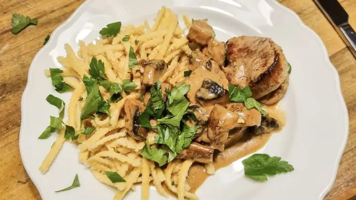 Probiere dieses traditionelle Rezept für Schweinelende in Sahnesoße: super einfach, herrlich cremig und voller Geschmack! ➤ Jetzt ausprobieren!