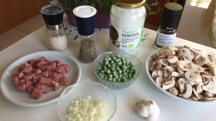 Die Zutaten für das Ragout vorbereiten.