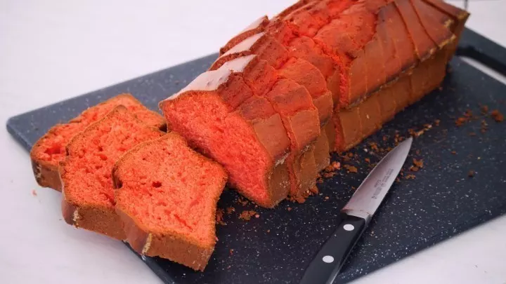 Den roten Rührkuchen ca. 15 Minuten abkühlen lassen, danach aus der Form lösen. Den Kuchen vollständig auskühlen lassen, dann in Scheiben schneiden. 