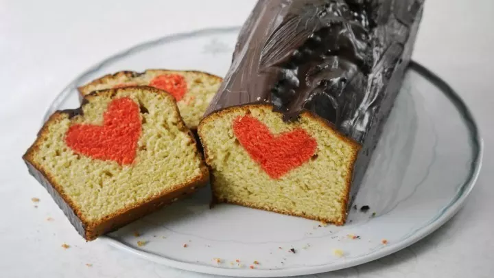 Nun kann der Herzkuchen noch in einen Schoko-Mantel gehüllt werden: Dafür 200 g Schokolade bzw. Kuvertüre schmelzen und über den abgekühlten Kuchen geben.