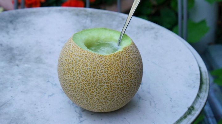 An einem Sommerabend in Chile darf "Melvin" nicht fehlen: Weißwein direkt aus der Melone. Genieße die fruchtige Erfrischung auch!