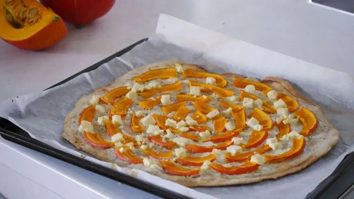 Schnell und lecker: Der Kürbis-Flammkuchen mit Feta ist eine herbstliche Variante, die du superschnell zubereiten und auch als Snack genießen kannst.