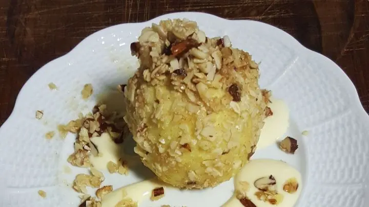 Bratäpfel mit Nüssen und Vanillesauce: Das Dessert eignet sich perfekt für die kalte Jahreszeit und konnte auch Bratapfel-Skeptiker überzeugen.