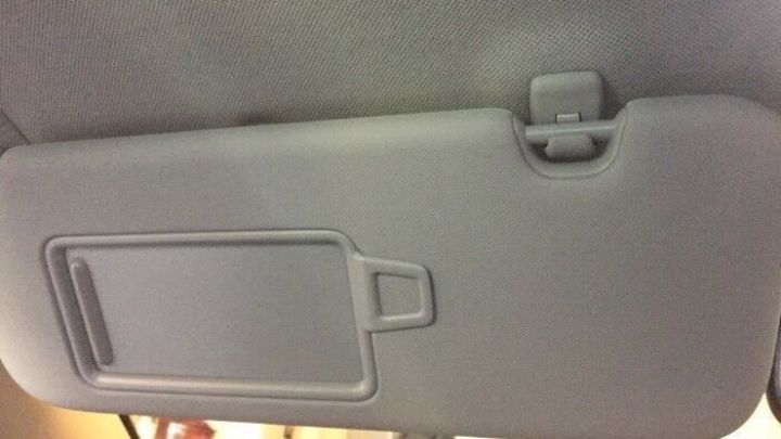 Mit diesem Trick wird die aus den Frontdüsen herauskommende warme Luft besser über die Scheibe geleitet und man verhindert ein schnelles Beschlagen der Frontscheibe im Auto.