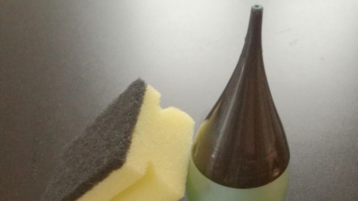 Geschirrspülmittel in ein Fläschchen vom Haare färben umfüllen und somit die Umwelt schonen und Geld sparen, da dort die Öffnung kleiner ist und weniger herauskommt.