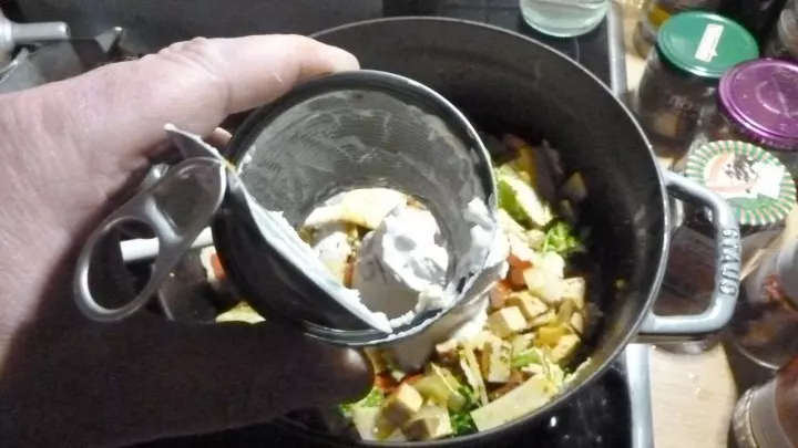 Mit dem Kochlöffel kann man dann die den festen Teil der Kokosmilch ohne Sauerei aus der Dose in den Topf drücken.