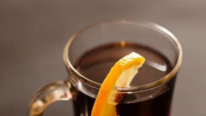 Lust auf was Warmes zu trinken? Probiere doch mal dieses köstliche Rezept für echten Rotweinpunsch!