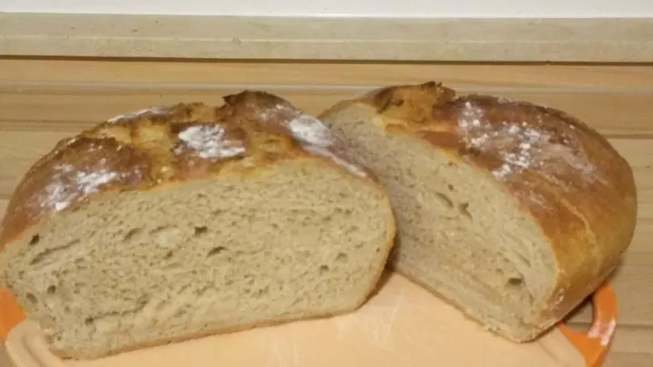 Da dieses Brot innen sehr feucht und fluffig ist, erst anschneiden, wenn es ganz kalt ist. Bitte nicht drücken beim Schneiden.