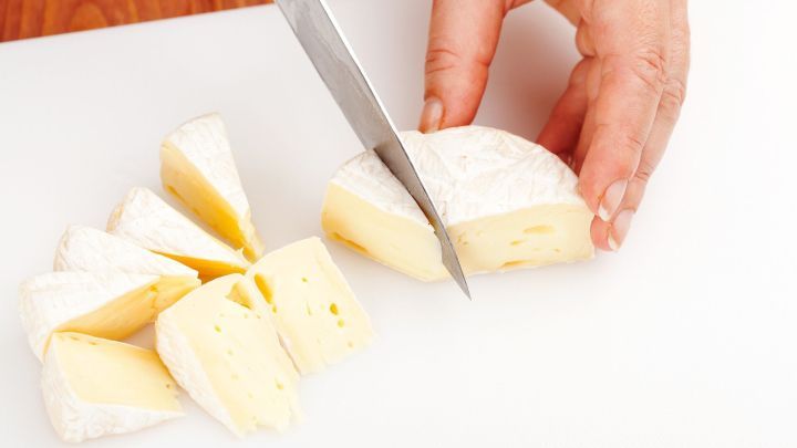 Wende folgenden simplen Trick an, um zu verhindern, dass Camembert und Tortenbrie beim Schneiden nicht am Messer hängen bleiben.