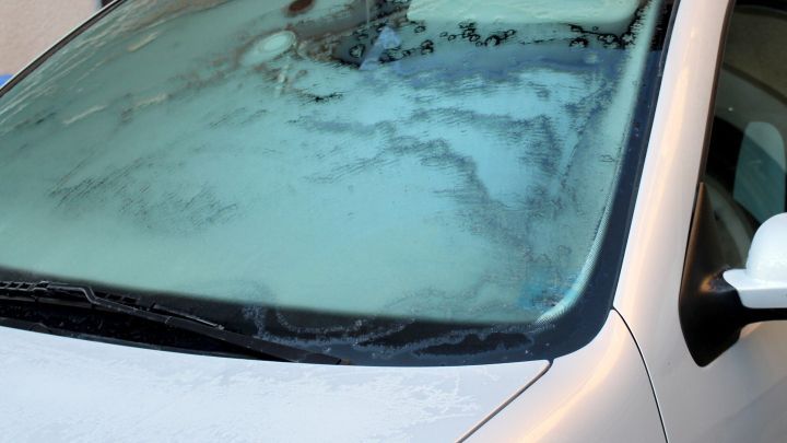zugefrorene autoscheiben mit salz abtauen