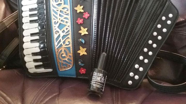 Kunstledertaschen mit abgestoßenen Ecken müssen nicht gleich entsorgt werden. Kostengünstig & schnell kann man die Ecken mit Nagellack kaschieren.