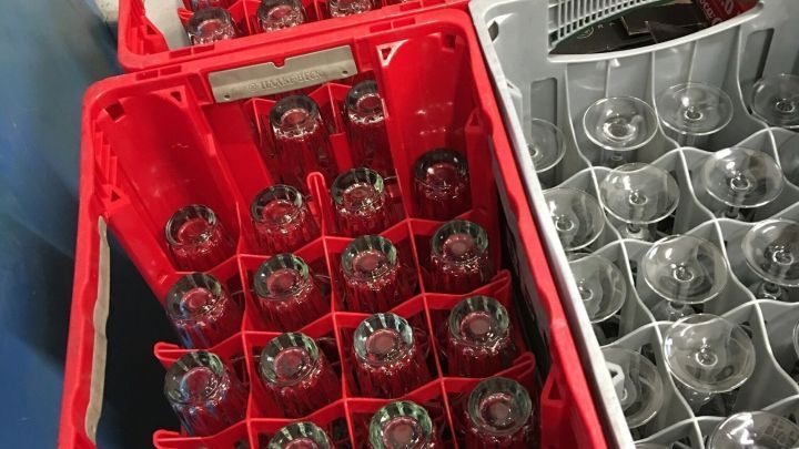 Gläser beim Umzug einfach in Getränkekisten stellen. Die Kisten sind stapelbar, es gibt weniger Bruch!