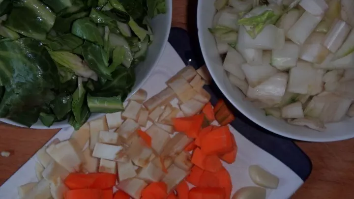 Der weiße Teil des Mangolds, die Petersilienwurzel sowie die Karotte werden in Würfel geschnitten.