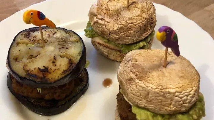 Aus Pilzen und Aubergine kann man Burger-Brötchen ganz einfach ersetzen. Ein Low-Carb-Burger ohne Brötchen ist nicht nur gesünder und kalorienärmer, er schmeckt mit verschiedenen Bun-Alternativen auch richtig lecker.