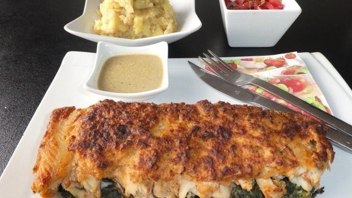 Uberbackener Fisch Mit Leinsamen Parmesankruste Auf Blattspinat