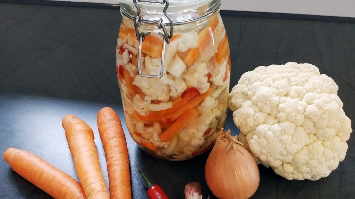 Fermentiertes Gemüse ist gesund, lecker und lange haltbar - und zudem kinderleicht herzustellen. Lies hier nach und lege noch heute los!