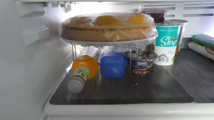 Ein Kuchenboden verbraucht im Kühlschrank viel Platz, obwohl er nicht hoch ist. Mit einem Gestell entsteht darunter Freiraum.