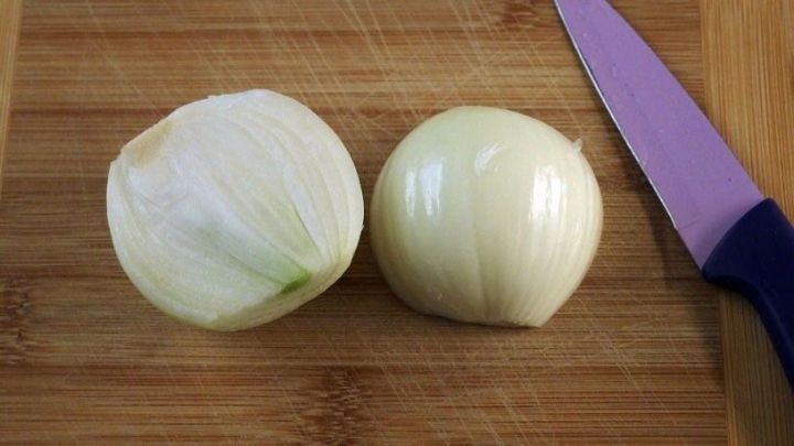 Entzündungen klingen ab mit einer aufgeschnittenen Zwiebel.