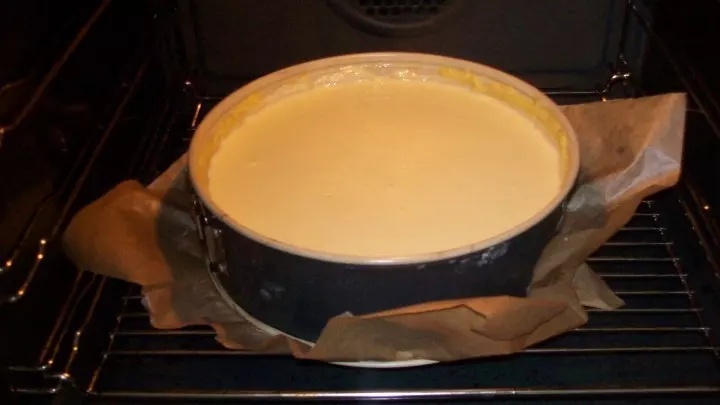 Die Käsemassse wird nun in die Form gegossen - vorsichtig, weil dünnflüssig - und der Kuchen kann in den Backofen. Insgesamt sollte er sodann ca. 70 bis 75 Minuten backen. 