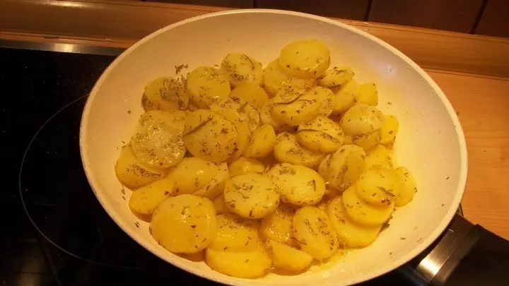 Für die Bratkartoffeln nimmt man am besten schon am Vortag gekochte und abgeschälte Pellkartoffeln. Sie werden in nicht zu dünne Scheiben geschnitten und in heißem Butterschmalz gebraten.
