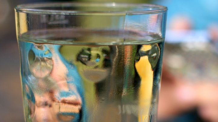 Ein leckeres und günstiges Getränk: Man mischt ca. 1/7 Wein mit 6/7 Wasser. Also wirklich nur einen Schuss. Dabei verwendet man süßen Wein.