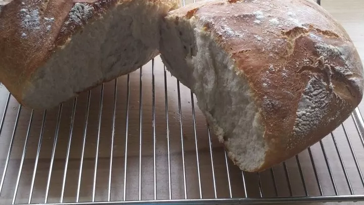 Brot kann leicht geteilt werden. So kann man, wenn man will, eines verschenken.