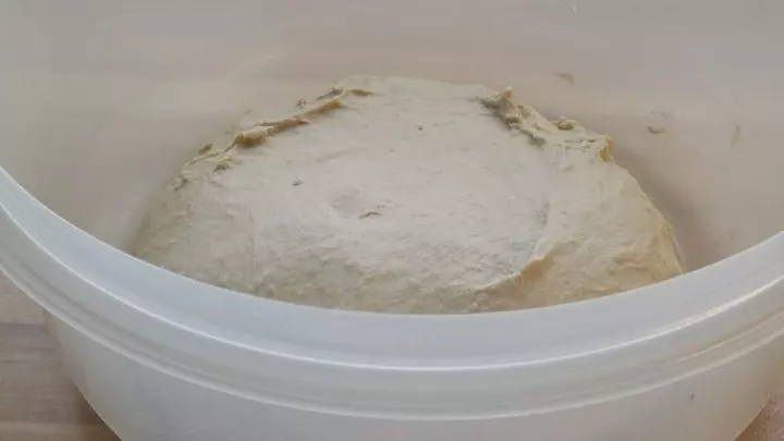 Mehl mit Backmalz und Salz mischen. Nun alle Zutaten zusammen zu einem geschmeidigen Teig verkneten.