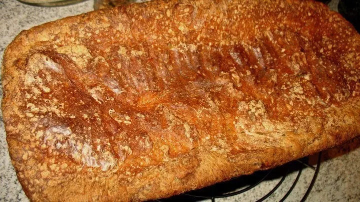 Nach dem Ende der Backzeit lässt man das Brot noch ca. 10 Minuten bei leicht geöffneter Backofentür in der Backröhre stehen, erst dann aus der Form herausnehmen und auf einem Kuchengitter auskühlen lassen.