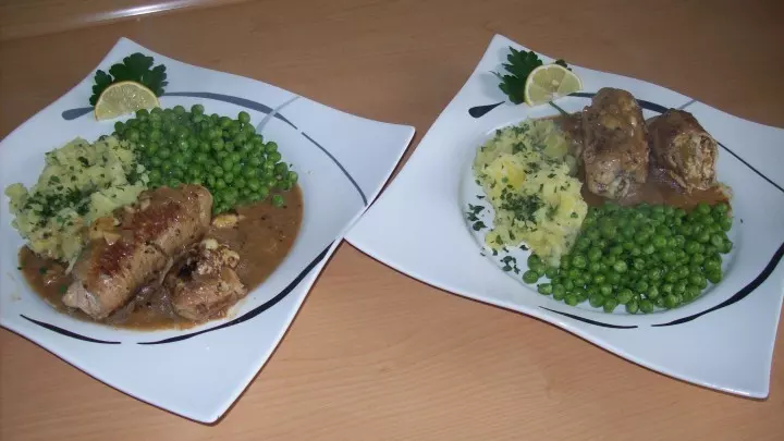 Nun können die Teller angerichtet werden und der gedeckte Tisch lädt ein zu einem leckeren Mittag- oder Abendessen.
