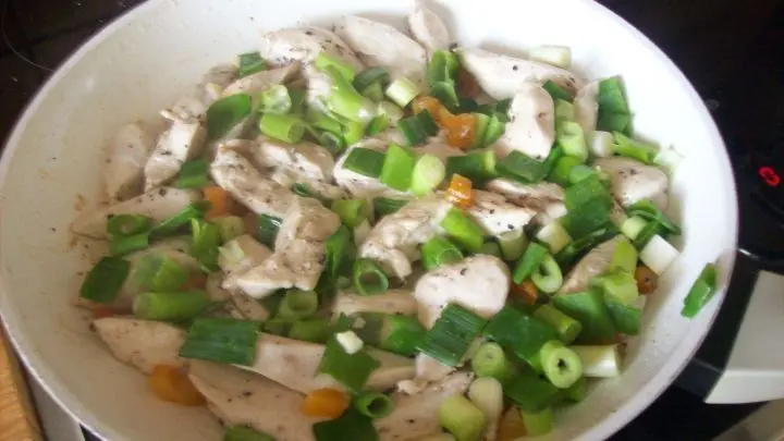 Nun kommen auch die Aprikosenwürfel, die Frühlingszwiebeln und der Knoblauch dazu. Alles wird kurz miteinander geschmort und dann wird der Apfelsaft dazugegossen.