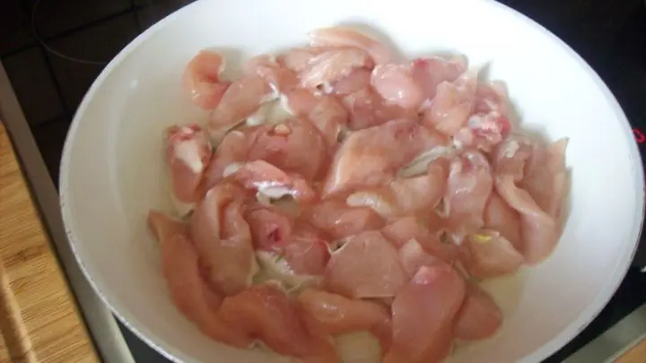 In einer beschichteten Pfanne erhitze ich das Öl und brate die Fleischstreifen rundum an und würze anschließend mit Pfeffer und Salz.