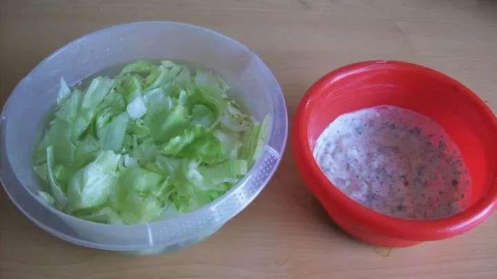 Den Eisberg-Salat habe ich mit einem Joghurt-Dressing angemacht und in Salatschüsselchen gefüllt.