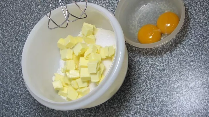 Zucker, Salz Mehl und Backpulver vermischen, die kühle Butter in kleinen Stückchen zufügen.