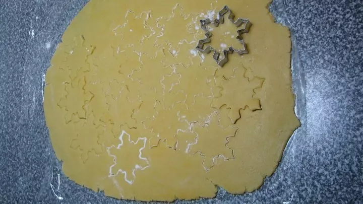 So viele Eiskristalle wie möglich ausstechen (Tipp Ausstechförmchen jedes Mal in Mehl tauchen und abklopfen.