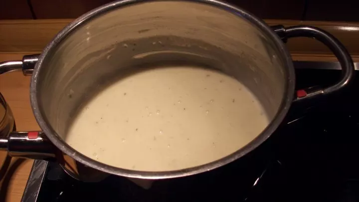 In einem Topf habe ich die Butter zerlassen, dann das Mehl hineingegeben und gut umgerührt. Die Milch habe ich nach und nach zugegeben und ständig mit einem Schneebesen umgerührt, damit keine Klümpchen entstehen.