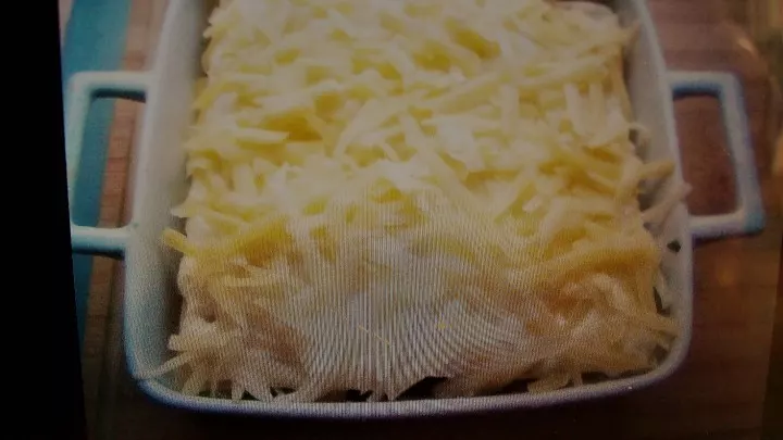 Die letzte Schicht Nudeln bildet nun zusammen mit dem Rest der Soße die Deckschicht des Gerichts und zum Abschluss kommt reichlich vom geriebenen Käse darüber.
