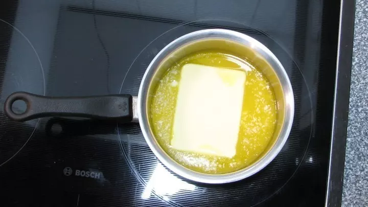 Nussbutter herstellen Schritt für Schritt: Dafür die Butter im Topf schmelzen und bei kleiner Hitze leise köcheln lassen.