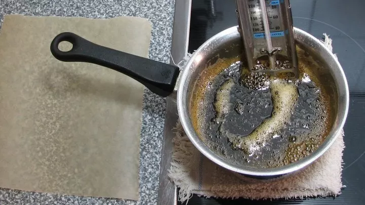 Dann schnell den heißen Topf sofort auf das nasse Tuch stellen, damit der Kochprozess abgebrochen wird.