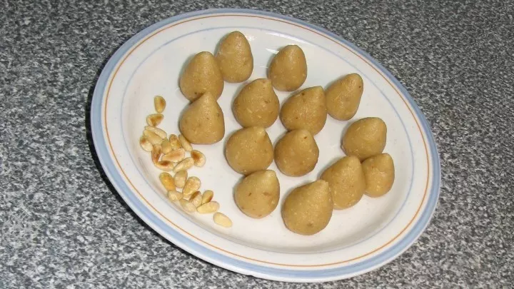 Von der Masse marzipankartoffelgroße Portionen (ca. 10 g) abnehmen und erst eine Kugel formen und dann an einem Ende eine stumpfe Spitze bilden.