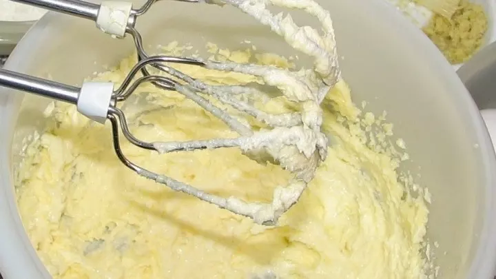 Hinterher kann man alles mit einem Backpinsel abstreifen. Die wachsweiche Butter, Zucker, Vanillezucker und Salz mit den Quirlen des Mixers weiß schaumig aufschlagen.