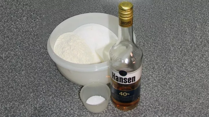 Das Hirschhornsalz wird in einer Tasse mit dem Rum angerührt und zum Mehl, dem Zucker und dem Mark der Vanilleschote gegeben.