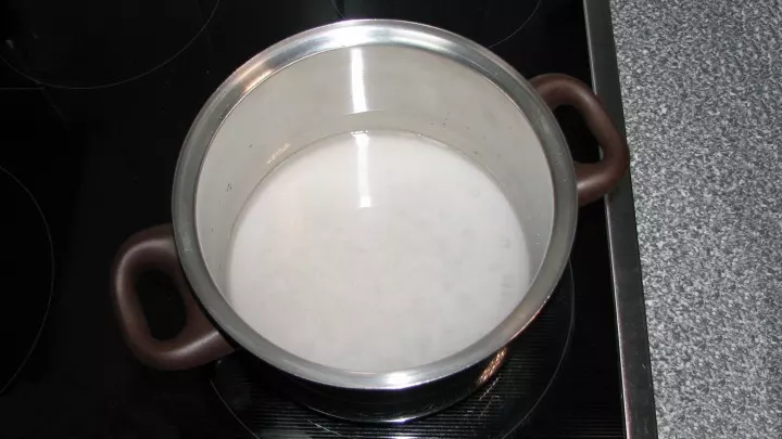 Als ersten Schritt müsst ihr den Zucker mit dem Wasser in einem kleinen, hohen Topf zum Kochen bringen.