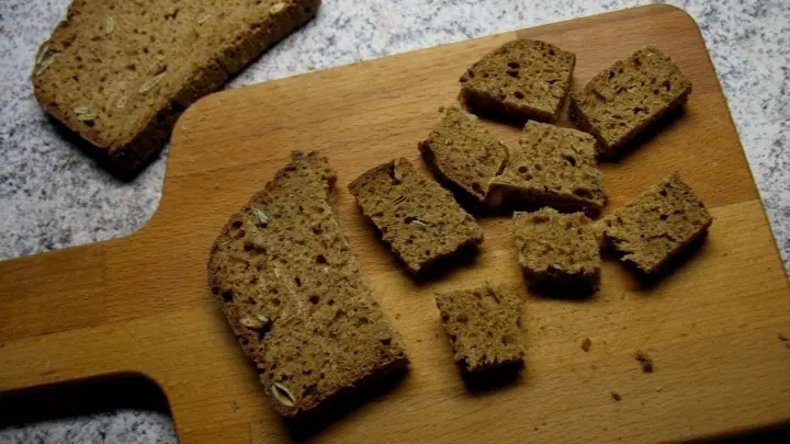 Die Brotscheiben werden in kleinere Stücke geschnitten und in einem Multizerkleinerer fein gehackt.